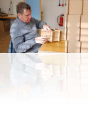 Eine Person sitzt an einem Tisch