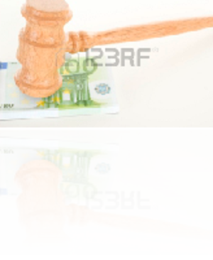 Gerichtshammer auf einem 100 EUR Schein