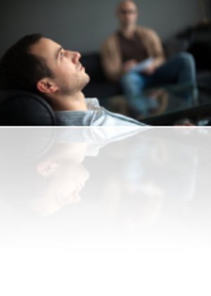 Zwei Personen in einer Psychotherapie-Sitzung