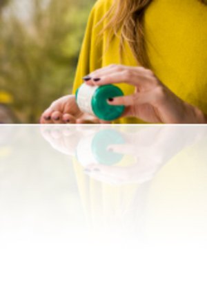 Hände mit Medikamentendose