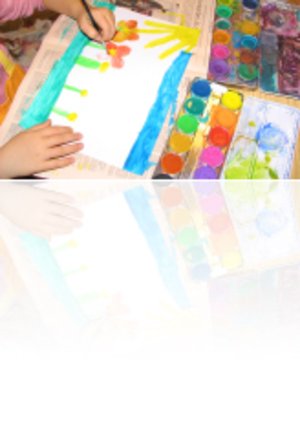 zwei Hände auf einem Bild, das gerade gemalt wird