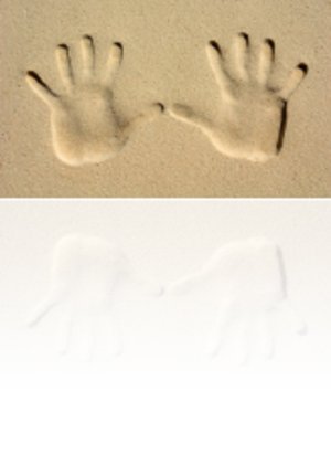 zwei Handabdrücke im Sand